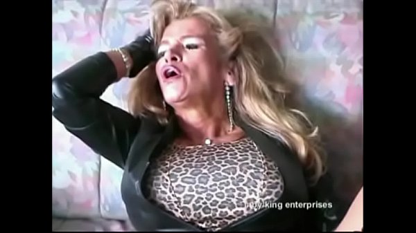 Bigboobed Traudl Caff es follada sin piedad por una máquina en el coño y el culo