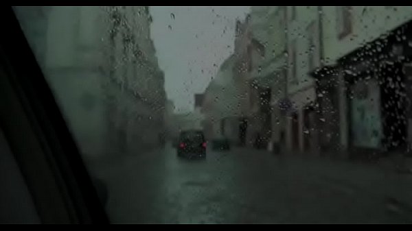 La ragazza fa una mano calda e fa sesso orale