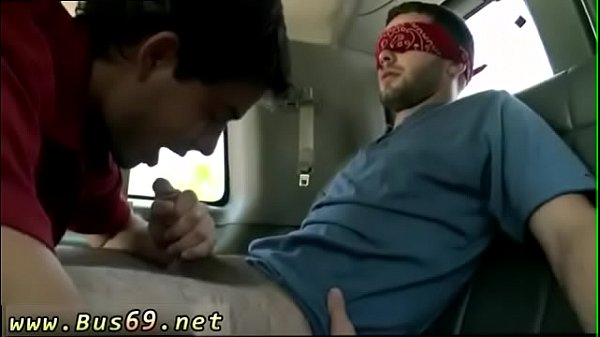 异性恋男孩在泳池里互相玩耍，同性恋妈妈的男孩