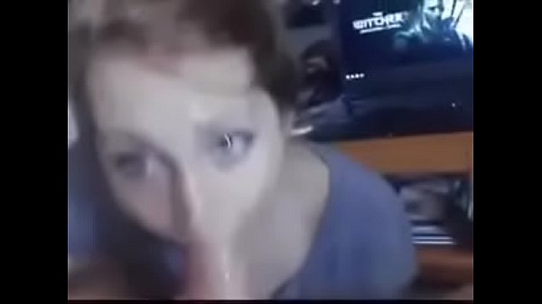 Selbst gemachte Freundin lutscht einen Schwanz