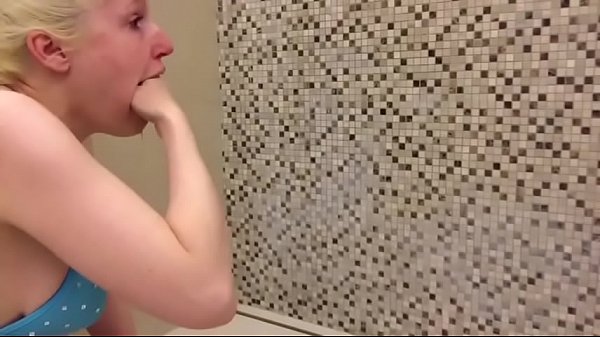 Puttana in bikini che conati di vomito vomito vomito vomito vomito