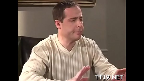 La fica tesa della teenager viene forata duramente