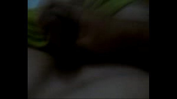 Vergine si masturba a letto con l'aiuto di un piumone finché non gode