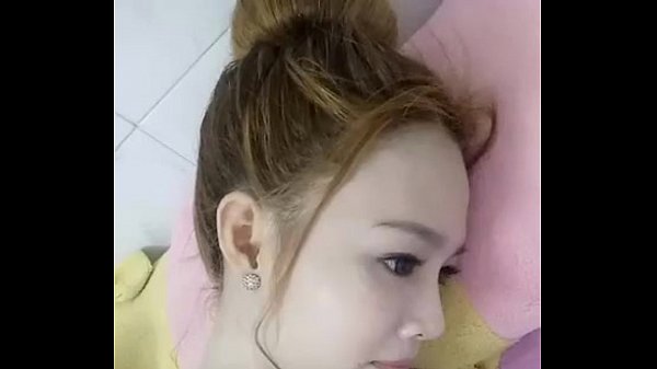 C&ocirc_ng Ch&uacute_a Banh Mamá vietnam chica muestra sus tetas 2
