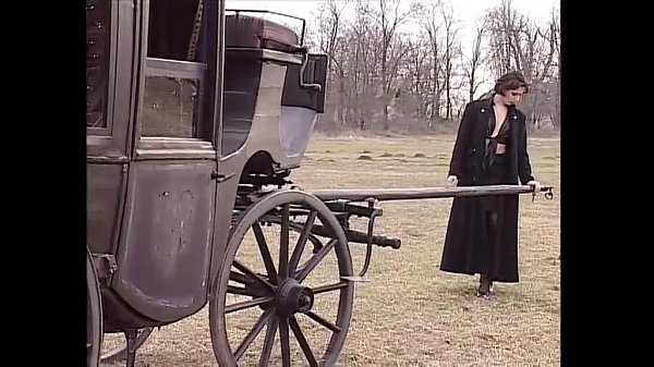 Elegante Frau beim Wichsen ihrer Muschi erwischt und von Joggerin gefickt