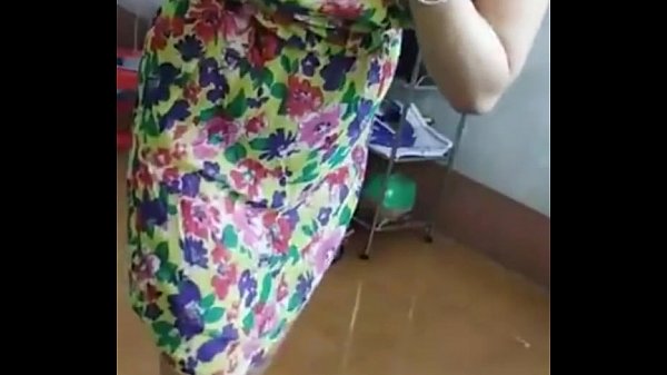 E Trang Nguyen Bigo rivela la sua scollatura mentre fa il bagno