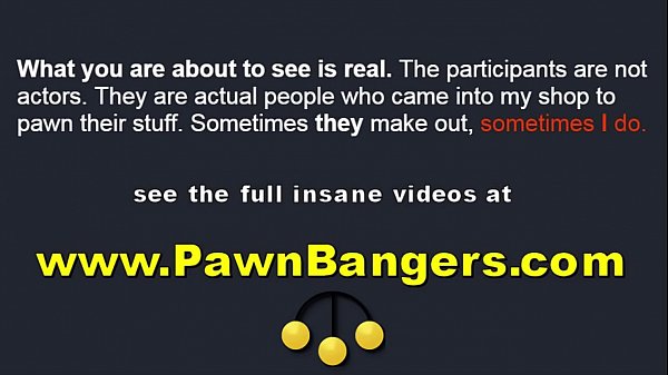 Schmutzige blonde Schlampe bekommt für Dollar einen riesigen Schwanz in den Mund und die Vagina