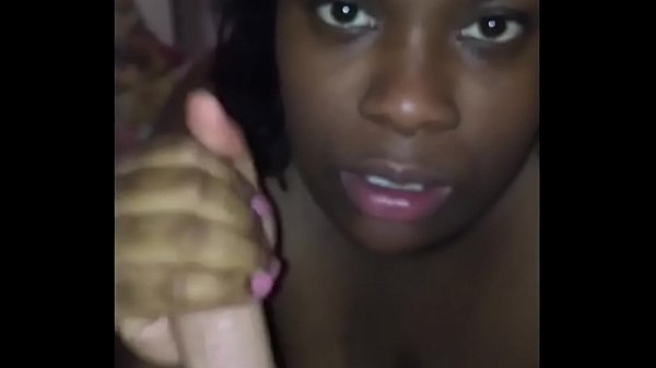 Calda e sexy teenager ebano diventa selvaggia con un ragazzo bianco ingoia la sborra sciatta