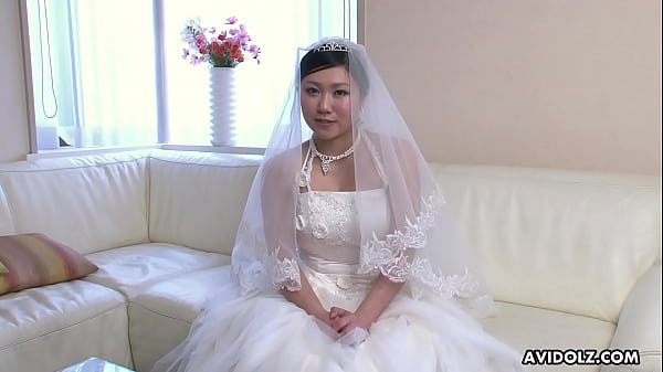 La sposa giapponese, Emi Koizumi, ha tradito dopo la cerimonia nuziale, senza censura