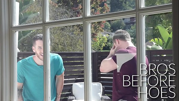 Peeping Initie BB 4Way avec des amis qu'ils ont surpris en train de baiser !