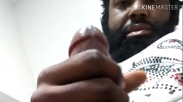 Ich mache zwei Eier kaputt, während ich schmutzig rede und mir einen runterhole, zu einem Video, das mir die beste Freundin meiner Freundin geschickt hat, nachdem sie herausgefunden hat, dass ich ihr Höschen geklaut habe, um mir auf ihrem Bett einen runterzuholen