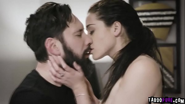 Avi Love et Mike Mancini commencent à faire l'amour et à s'embrasser ! les uns les autres dans une baise chaude et intense