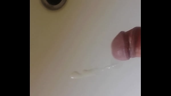 Un garçon italien se branle et fait une super éjaculation