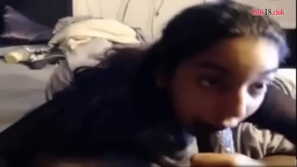 Dünner Araber, der einen schwarzen Schwanz frisst