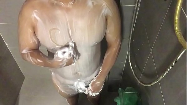 Prendre un bain et masser sans la laisser jouir immédiatement