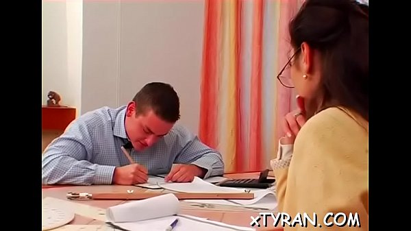 Der Sklave leckt die Füße der Herrin und wird im sexy Sadomasochismus hart ausgepeitscht