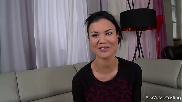 L'exhibitionniste du casting Jasmine Jae ne peut pas attendre pour doigter son trou du cul