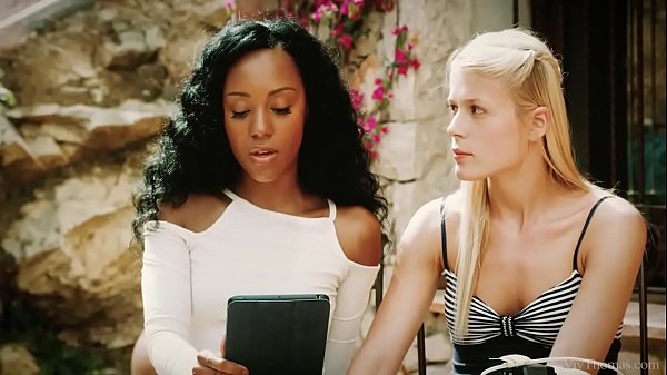 VivThomas - Sweet Cat si siede sul viso di Noe Milk