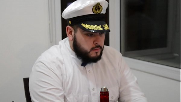 Bär holt sich in der Pause einen runter und denkt an den Barmann