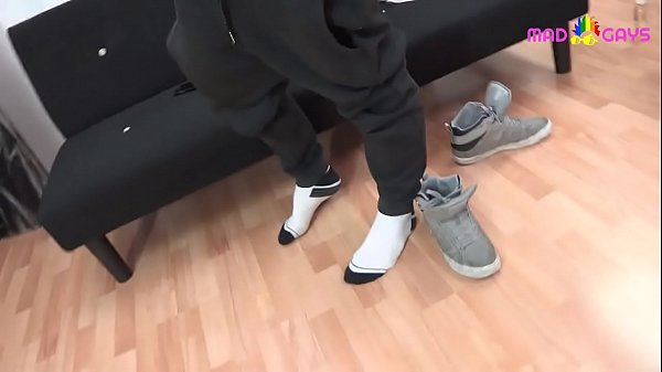 Très beau garçon avec une grosse bite et des grosses couilles pleines de lait