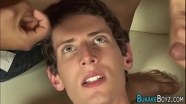 Il ragazzo gay viene bukkakizzato
