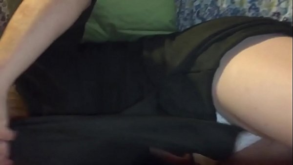 Femme détruisant sa robe, fumant, faciale BJ