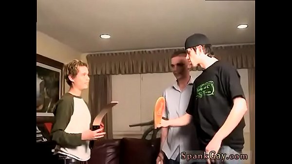Nackter Junge wird verprügelt und Männer verprügeln Homosexuelle mit körperlicher Züchtigung. Eine Orgie