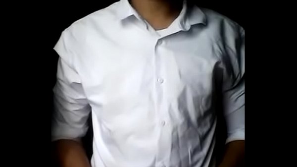 Lo studente torna a casa da scuola eccitato