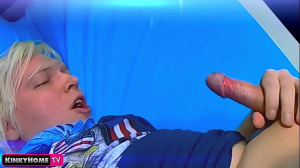 Ragazzo biondo che si autoeiacula