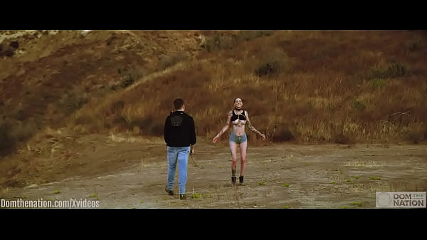 El masoquista sumiso Rocky Emerson atado y azotado al aire libre bajo el sol de la montaña