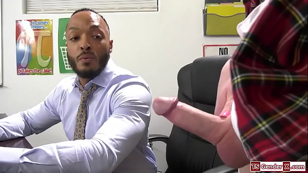 Trans Shiri Allwood cởi trần bởi giáo viên da đen