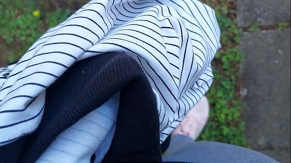 In einem öffentlichen Park kann sich deine Stiefschwester nicht zurückhalten und pisst sich komplett in die Hose, wobei sie ihre Leggings durchnässt