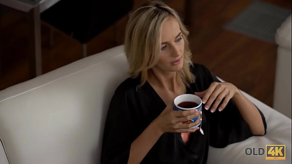 ANTIGO4K. O velho e sua esposa cativante começam a manhã com sexo sensual