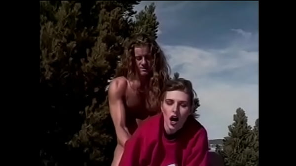 A instrutora de esqui de cabelos compridos explicou à linda ruiva Nicole London quais exercícios ela precisa para começar na pista de esqui