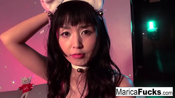 Marica reçoit un coffret cadeau de jouets sexuels à utiliser !