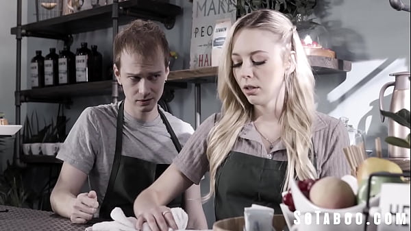 La fidanzata disperata cerca di rendere le cose più piccanti con il fidanzato traditore