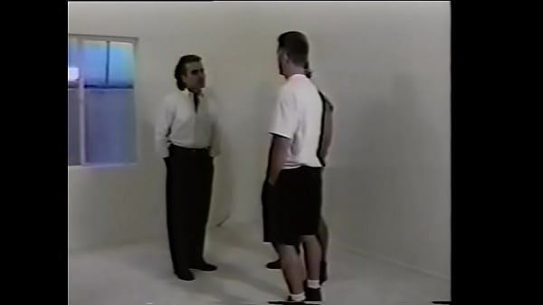 Due ragazzi vogliono comprare una casa e hanno chiesto all'agente immobiliare di selezionare una variante appropriata, non hanno potuto fare a meno di fare sesso lì mentre l'agente immobiliare esce per un po'