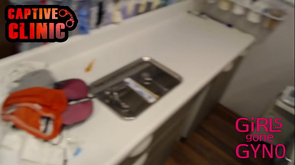 Destiny Cruz spompina il dottor Tampa nell'ambulatorio clinico durante lo streaming live mentre è in quarantena durante la pandemia di Covid 2020 sulla webcam di Chaturbate VIDEO COMPLETO Parte 6 di 27 Reup