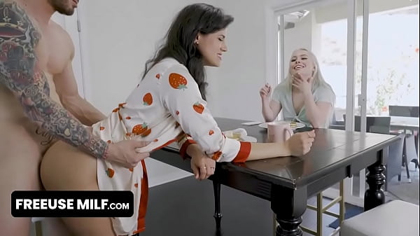 फ्रीयूज मिल्फ़ - सुस्वादु सुनहरे बालों वाली किशोरी अपनी सौतेली चाची के फ्रीयूज घर में घुस जाती है और अपने सौतेले चचेरे भाई को हर जगह पीटने देती है