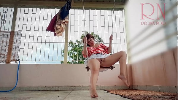 Ama de casa depravada balanceándose sin bragas en un columpio VIDEO COMPLETO