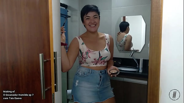 Bereits auf RED, die wunderbare TAIS DAEVA bei der Entstehung der siebten Folge von HUMILDE PLUMBER!! KOMPLETT AUF ROT!!!