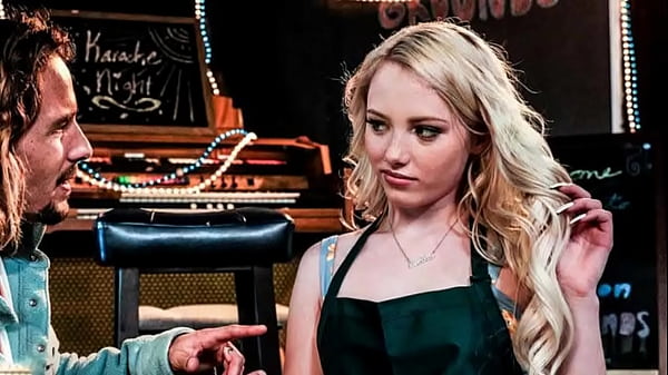 La cameriera bionda Dixie Lynn perde la verginità per l'artista musicale Tyler Nixon - Film completo su FreeTaboo.Net