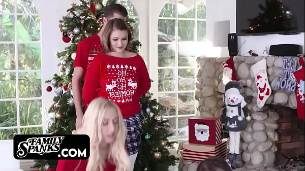 Die kleine Stiefschwester Riley Mae fickt ihren Stiefbruder nach Weihnachten, Bild Dylan Snow
