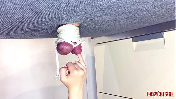 La ragazza pervertita lega un cazzo con le palle e le tira sul tavolo di mungitura AnnyCandy Painboy