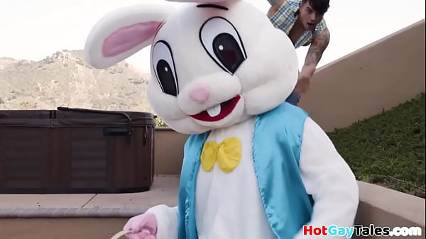 Tätowierter Hengst ohne Sattel mit kostümiertem Hintern, bis er Sperma verspritzt