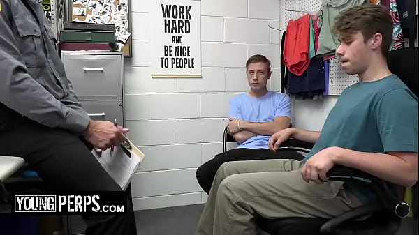 Junge Täter – Muskulöser Beamter unterzieht zwei mutmaßliche Täter einer Leibesvisitation und einer Tiefenuntersuchung