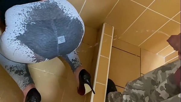 Der nächste Typ, der Leggins benetzt, pinkelt mir auf den Arsch
