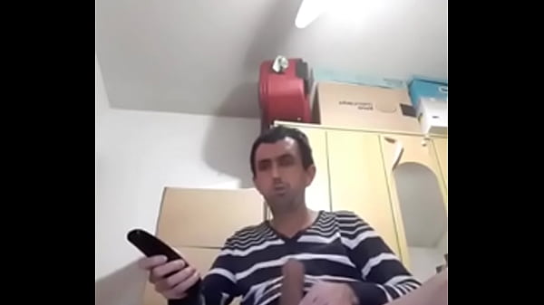 Cambiandosi d'abito mostra il suo grosso cazzo di 25 cm. In piedi e sgorga latte. Cazzo enorme in biancheria intima bianca nera e rossa