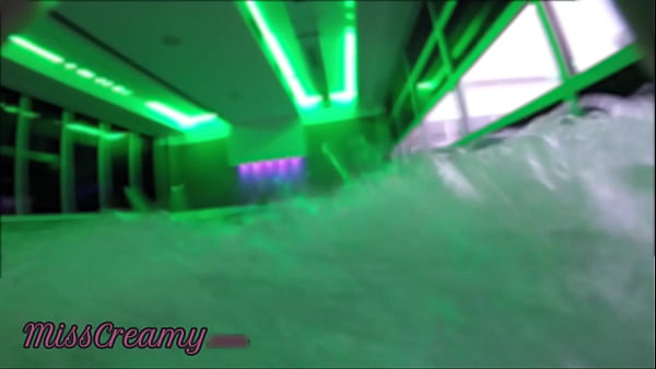 在公共游泳池 SPA 中在一个年轻女孩面前炫耀我的鸡巴并帮助我自慰 - 与附近的人在一起是非常危险的 - MissCreamy