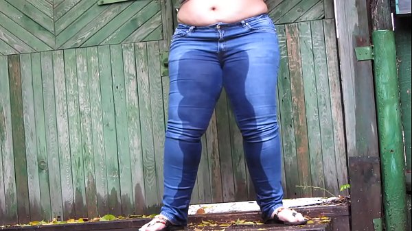 und in der Öffentlichkeit im Freien furzen. Amateur-Fetisch-Zusammenstellung von schicker BBW mit großem Hintern und haariger Muschi.
